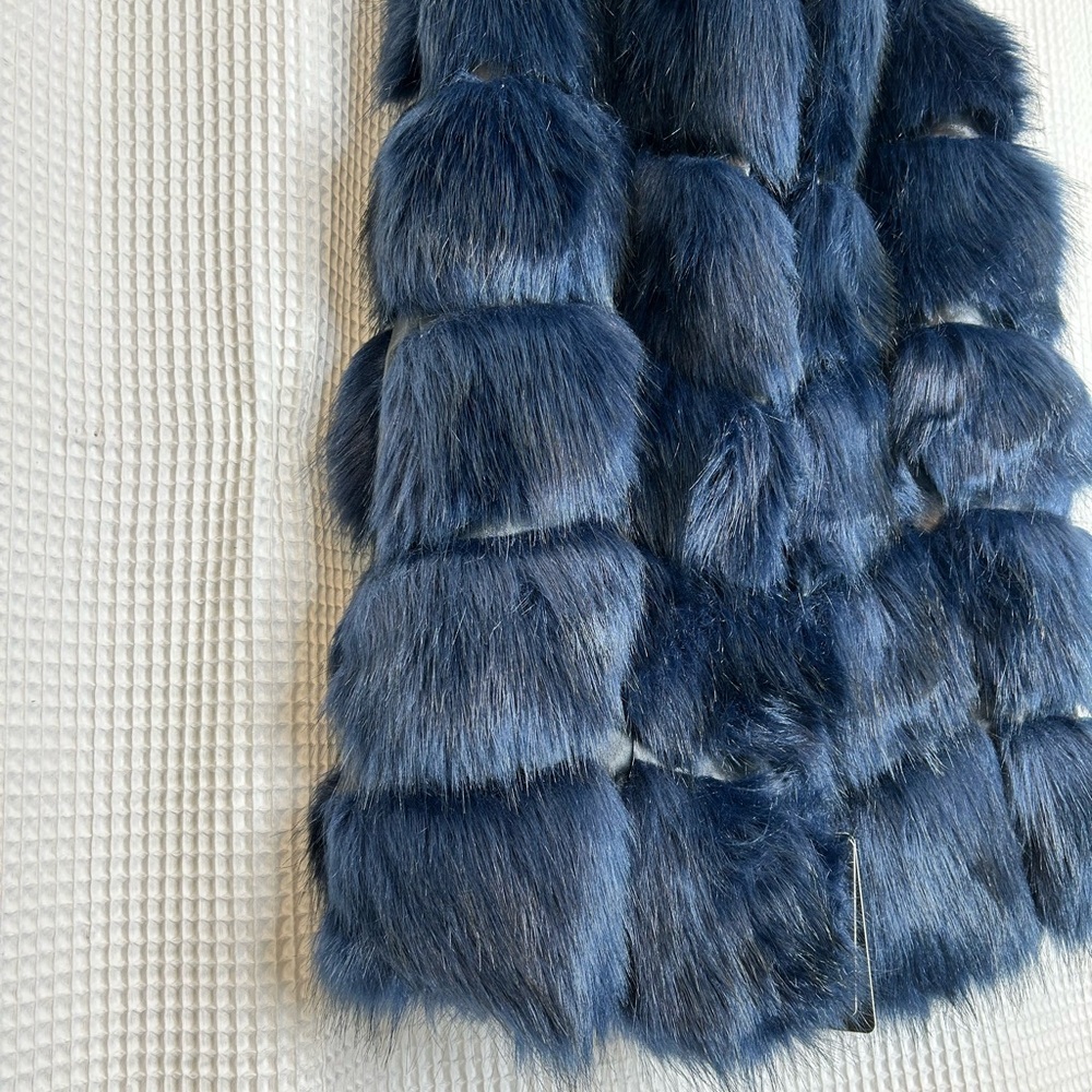 Women’s Faux Fur Vest- Stylish and Cozy - Picture 4 of 8